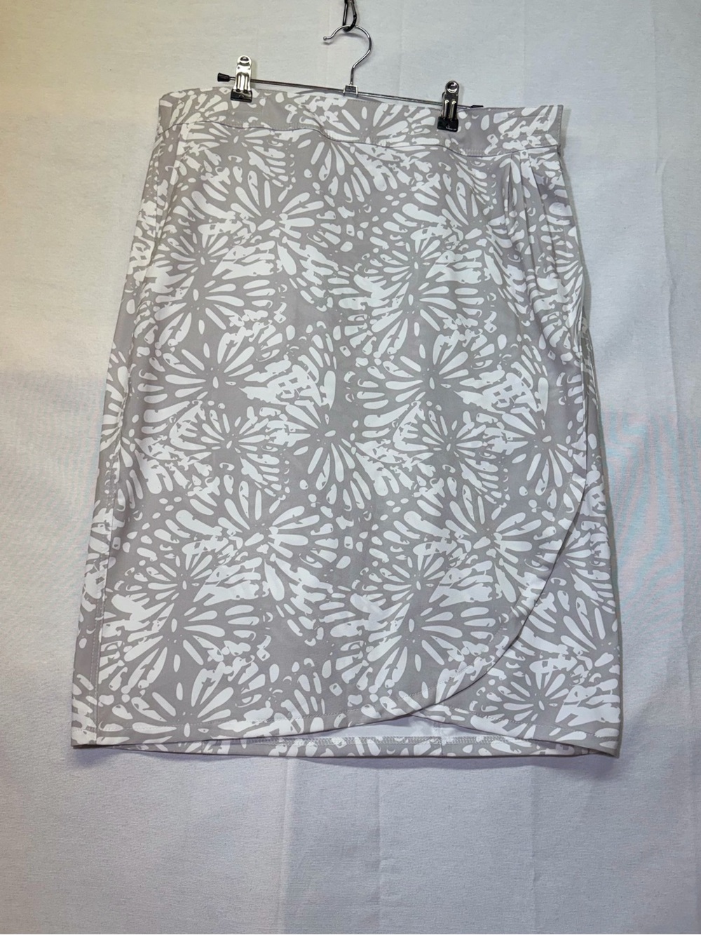 Rip skirt Hawaii Wrap Skirt Gray and White Floral Print. Size L length 3